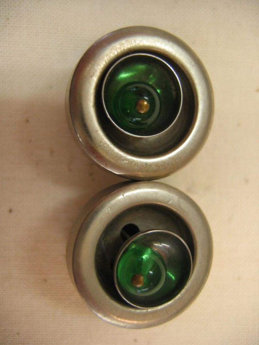 Oorbellen in zilverkleurig metaal versierd met groene parel