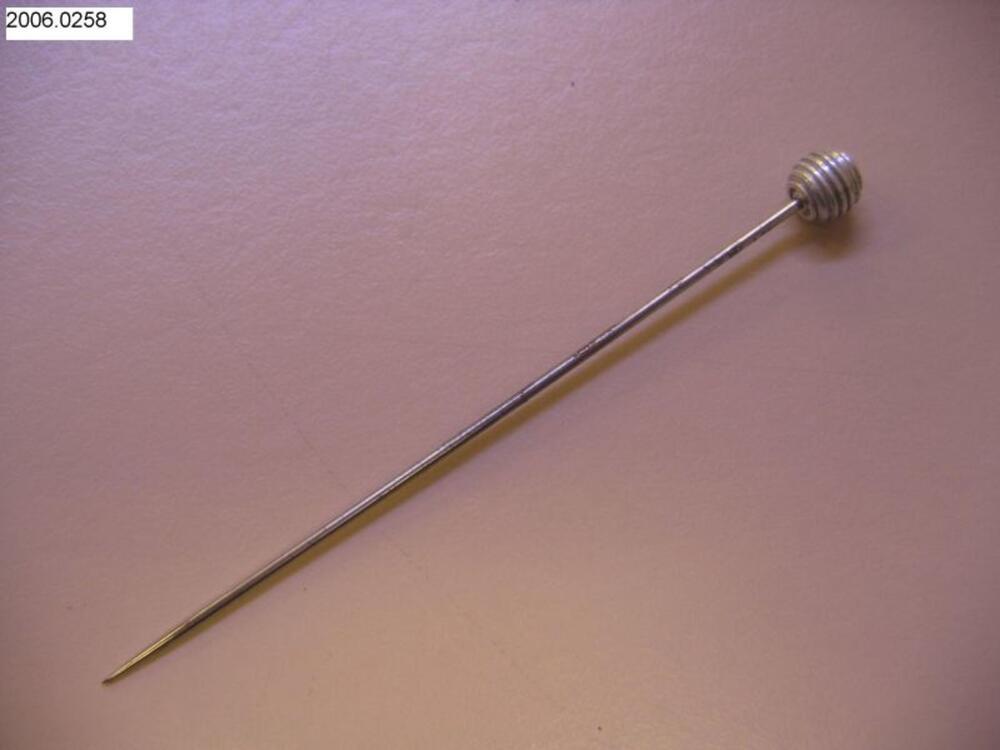 Metalen hoedenspeld met kleine metalen ronde, generfde knop