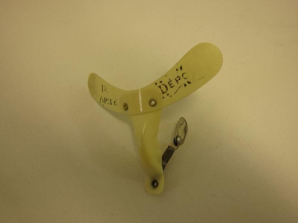Dassenhouder in ecrukleurig plastic