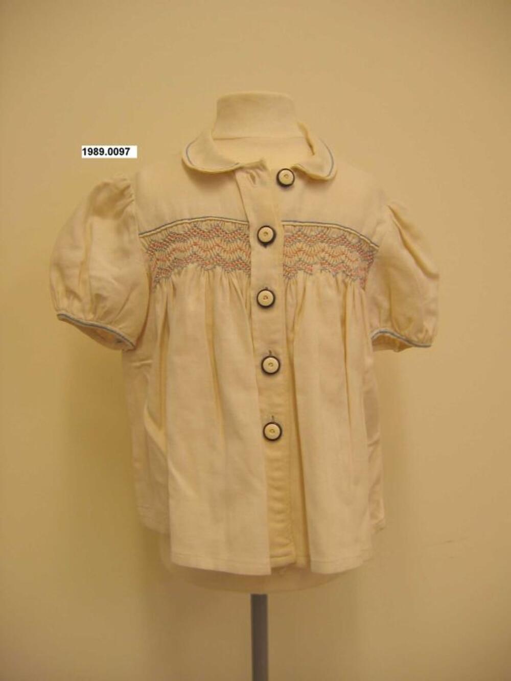 Blouse in ecru keperkatoen met kleurrijk smokpatroon