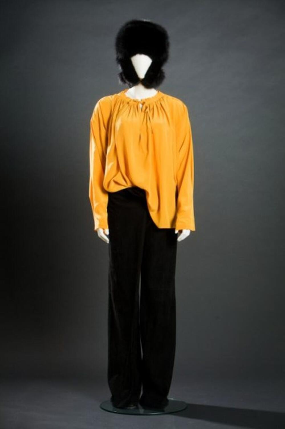 Ensemble bestaande uit een blouse in gele zijden, een broek in het zwart suède en een bontmuts met…