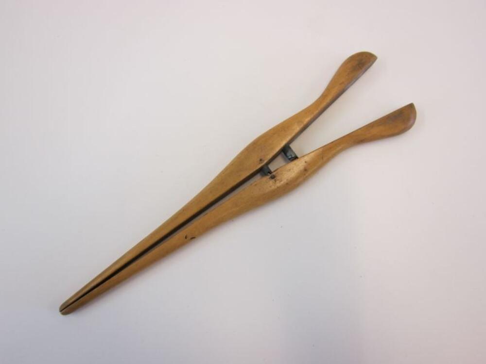 Handschoenentang ingevernist hout