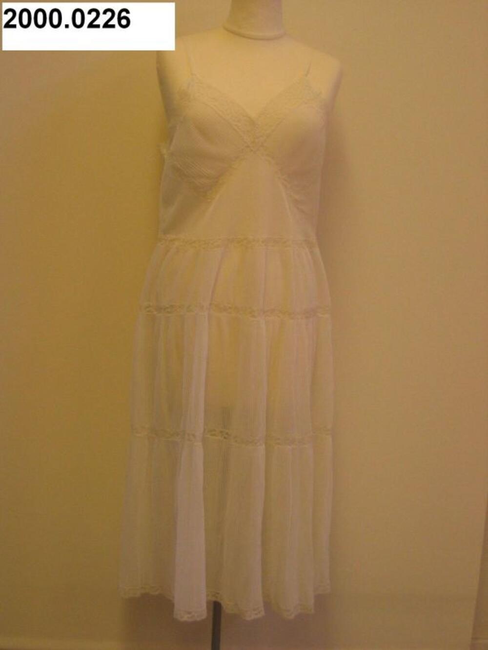 Witte, nylon onderjurk met machinale kant