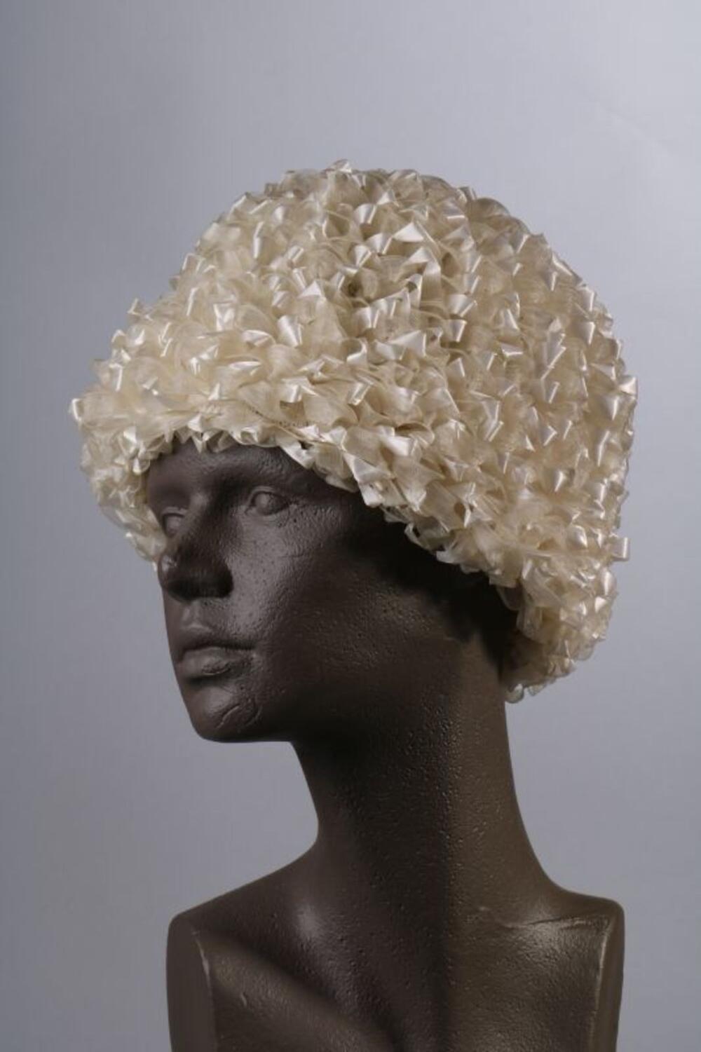 Hoed met hoge bol in ecrukleurige nylon en raffia