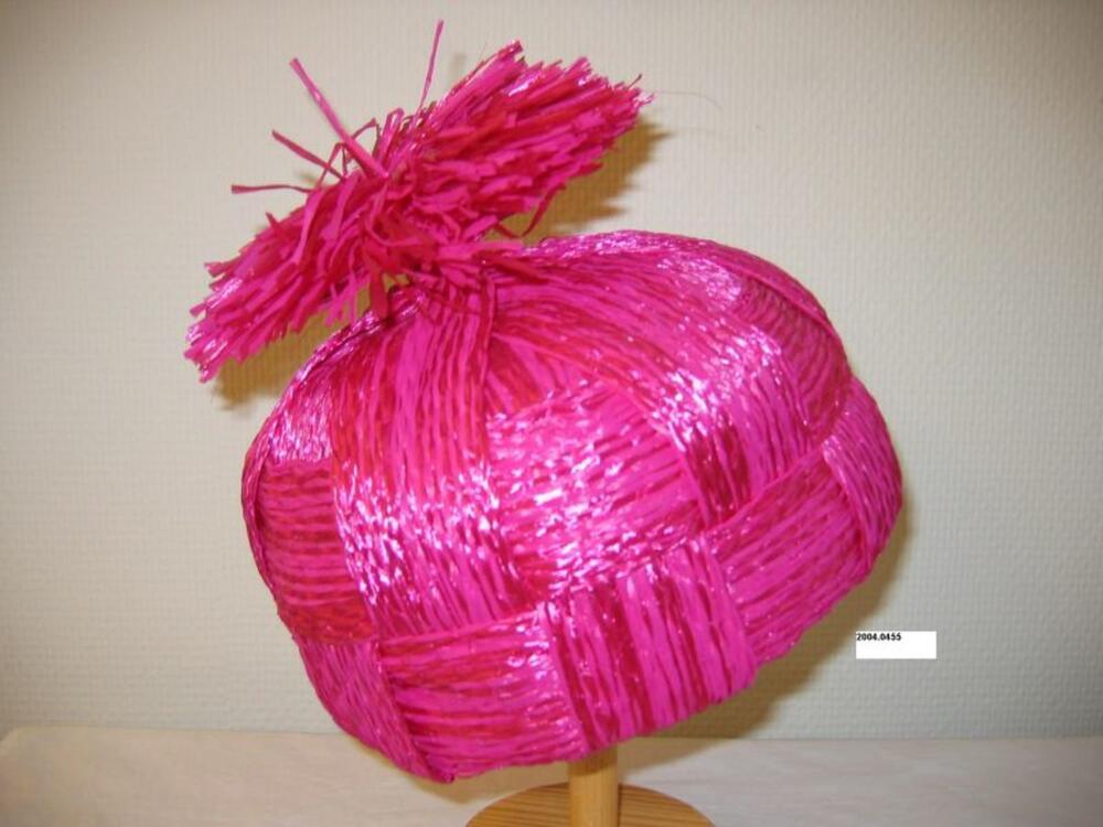 Randloze hoed in fuchsia raffia met kwast