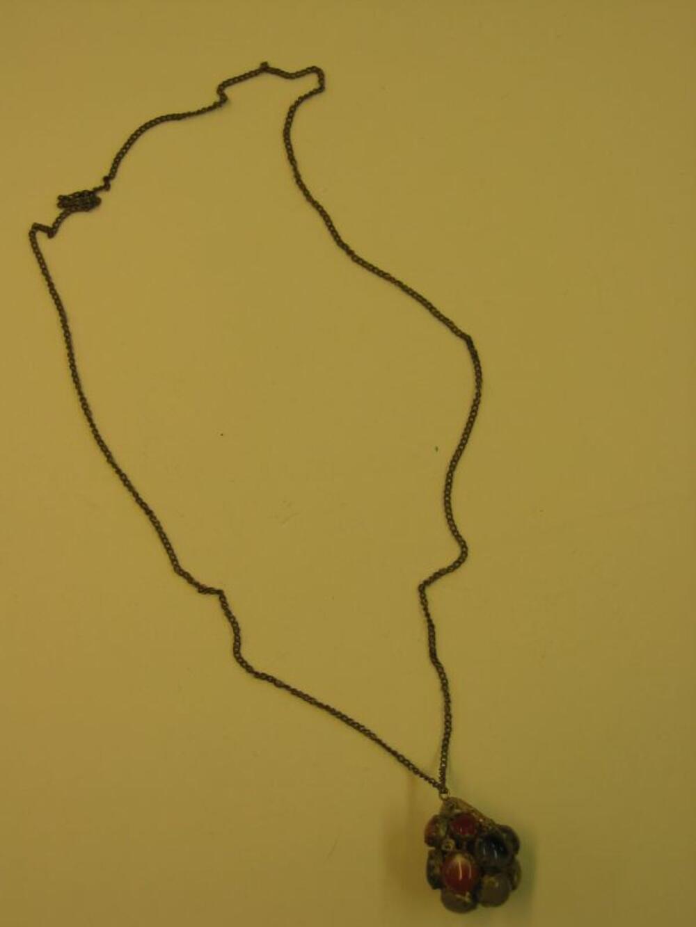 Halsketting in zilver met druppelvormige hanger met natuurstenen