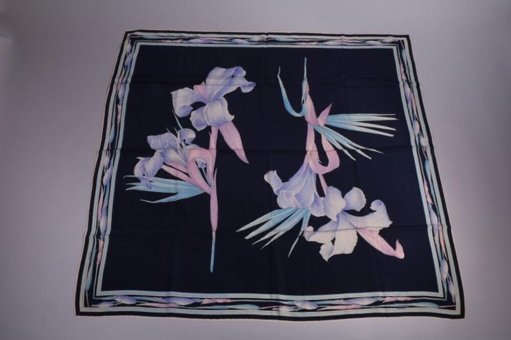 Foulard in donkerblauwe zijde met bloemenprint