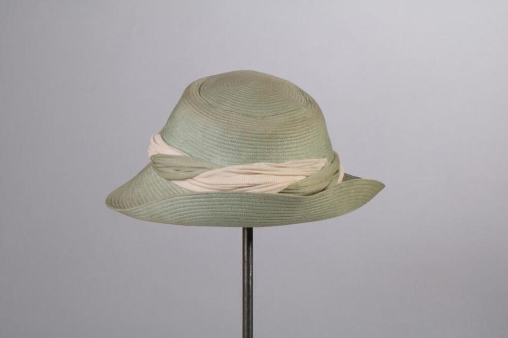 Hoed in watergroene tricot met deels opstaande rand