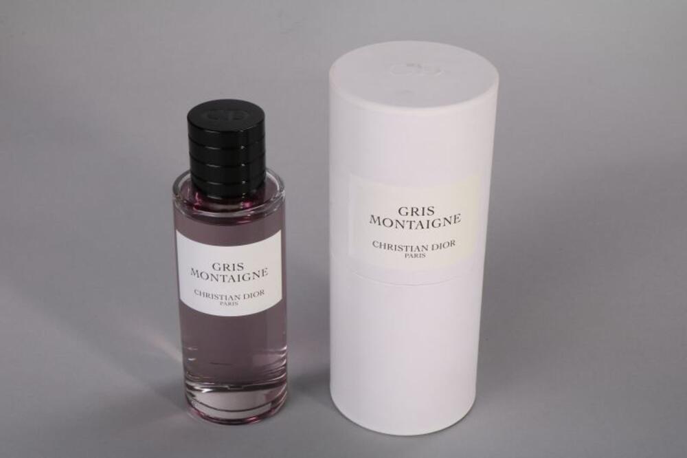 Ensemble bestaande uit ronde witte parfumdoos met parfumfles 'Gris Montaigne'