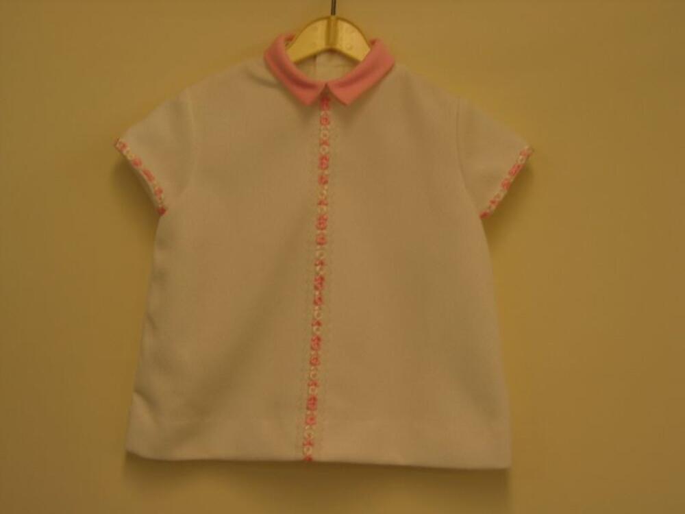 Jurk in witte polyester met roze afwerking