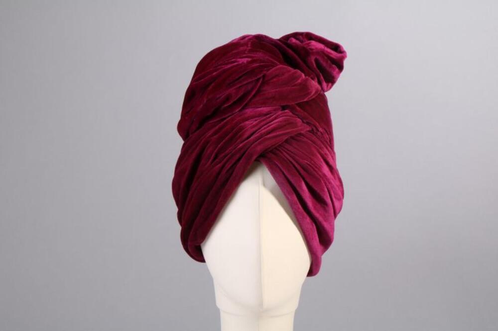 Turban in paars gedrapeerde fluweel