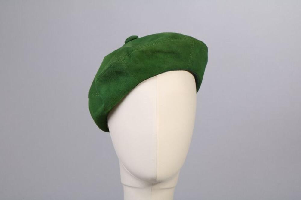Baret in felgroene suède met knoop