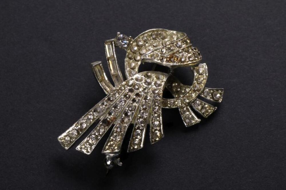 Broche in zilverkleurig metaal met stras