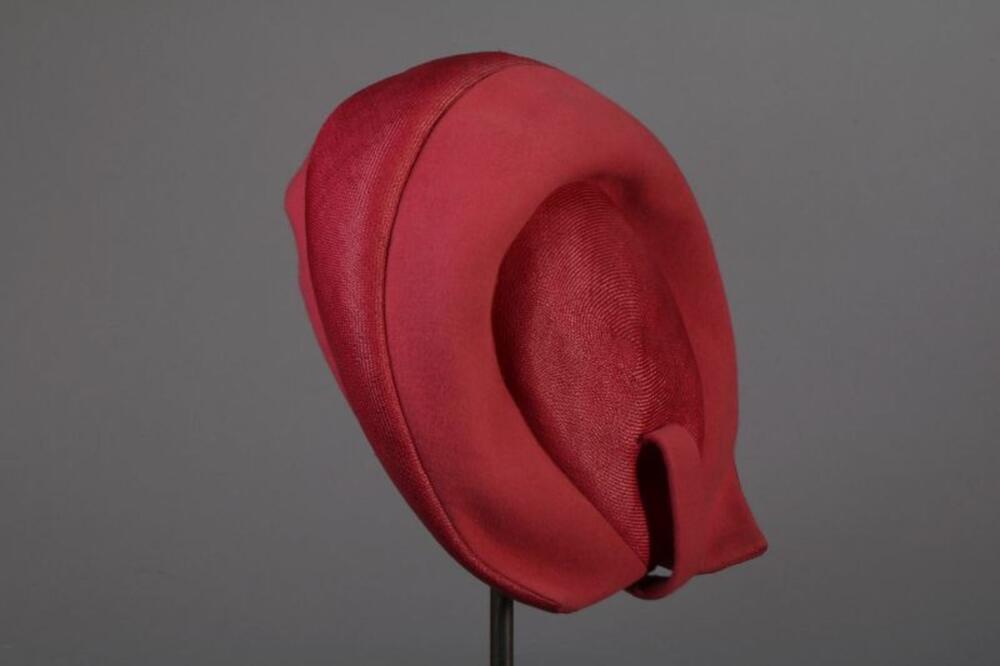 Hoed in roze bandstro