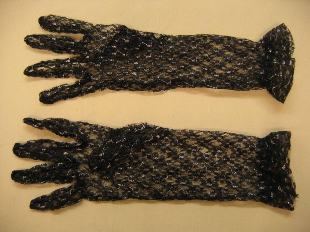 Handschoenen in donkerblauwe kant met zilverkleurige versiering