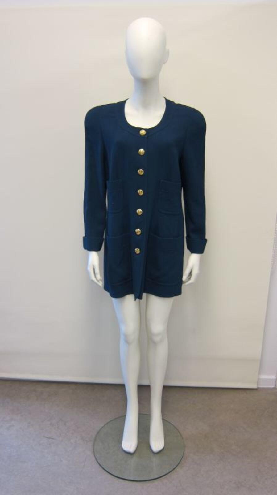 Vest in blauw mengweefsel met vier zakken aan de voorkant en gouden knopen