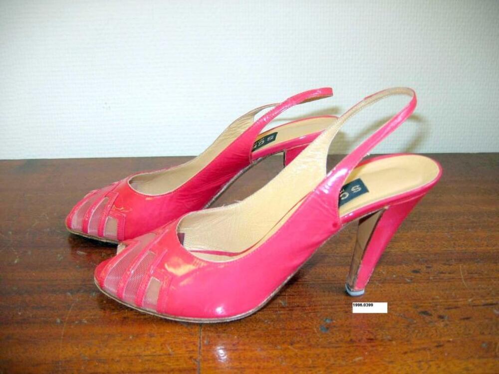 Pumps in fuchsia plastic