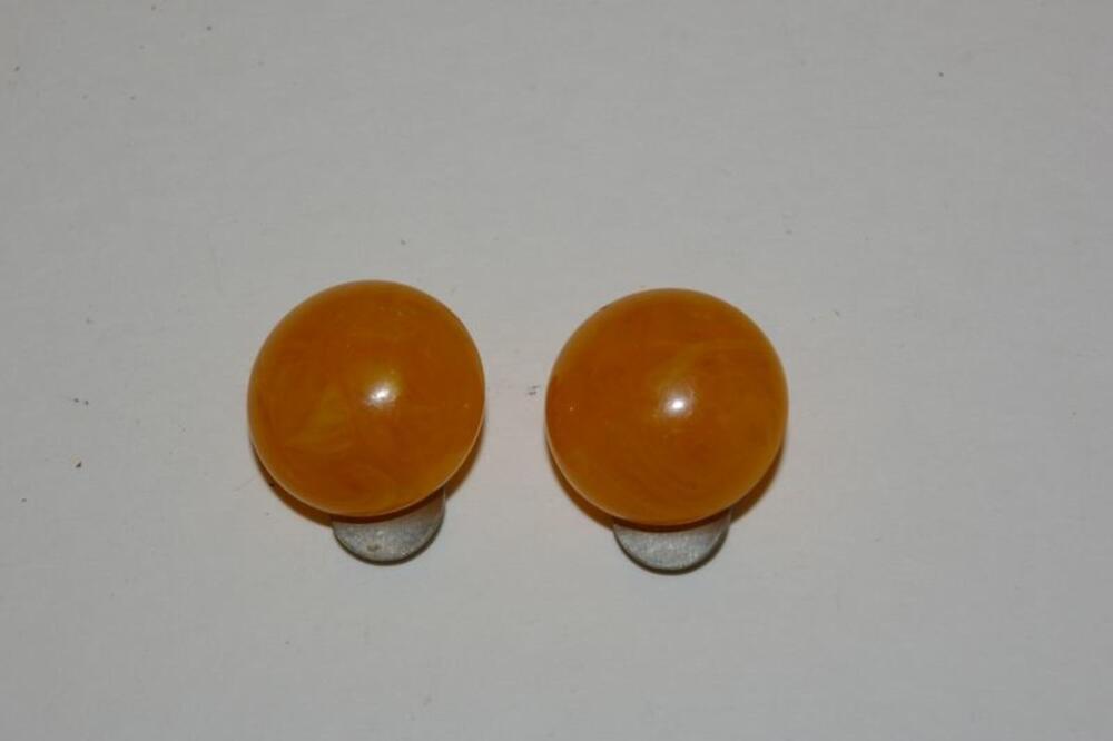 Ronde clipsoorbellen in okerkleurig plastic