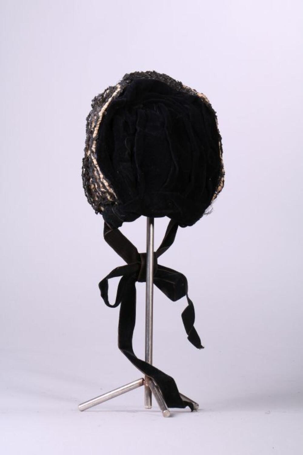 Kapothoed in zwart en beige fluweel