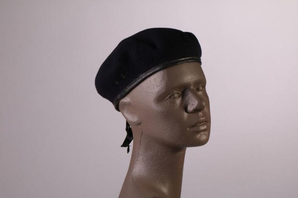 Baret in donkerblauwe vilt met bies in zwarte leer