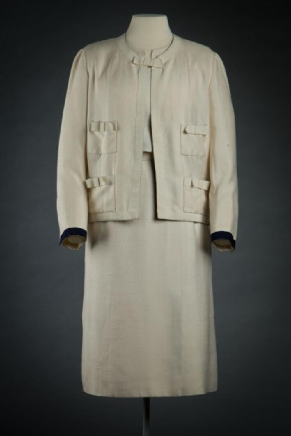 Ensemble in ivoorkleurige zijde bestaande uit een rok, een jasje en een mouwloze blouse
