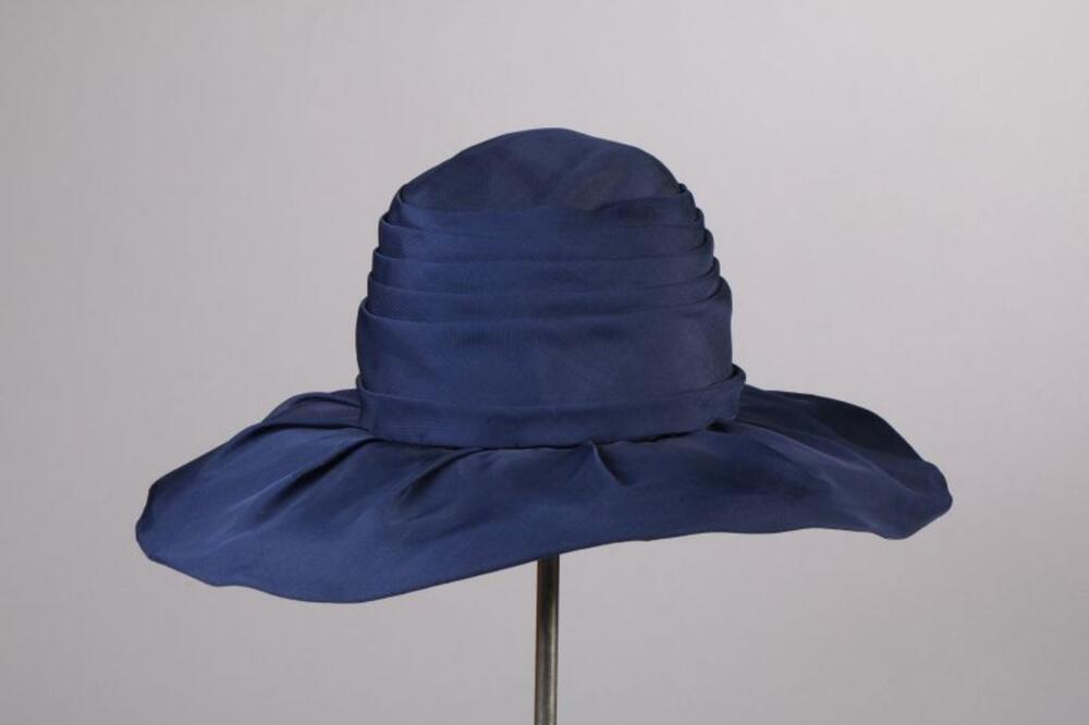 Hoed in donkerblauwe geplooide nylon met strik