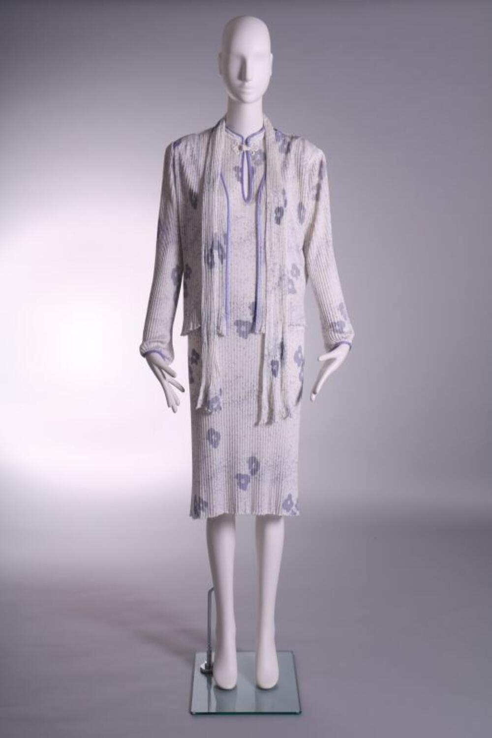 Ensemble in witte synthetische jersey met lila bloemen bestaande uit japon, vest en sjaal