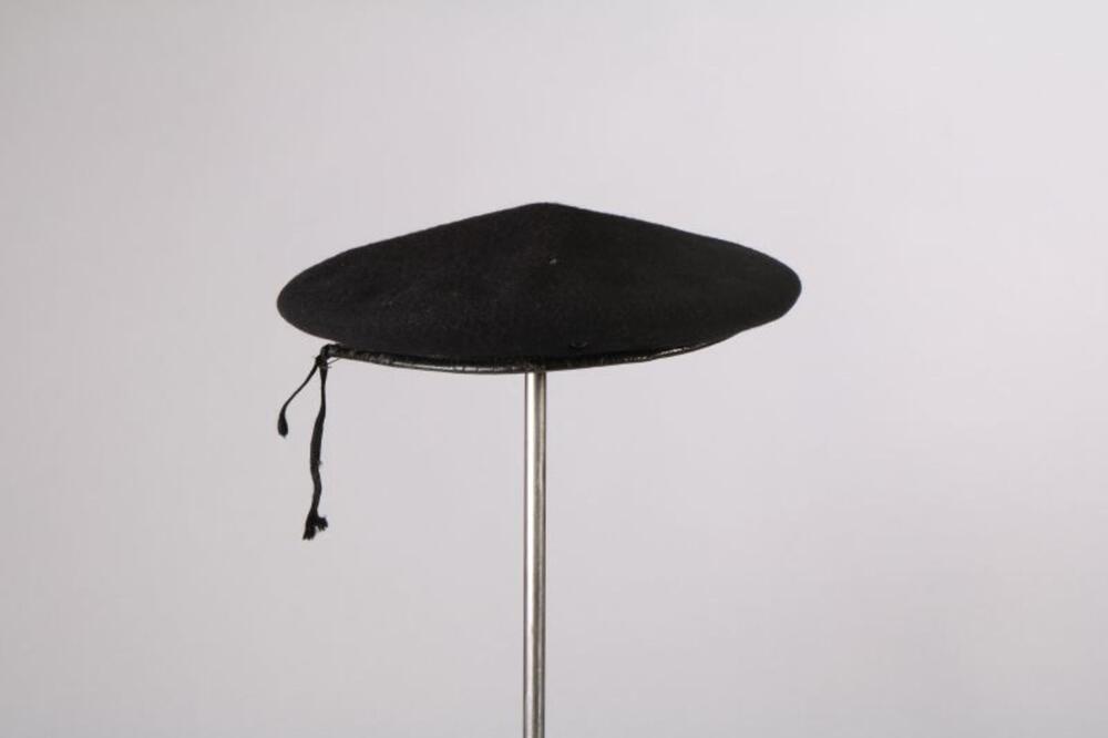 Baret in zwarte vilt met bies in zwart leer