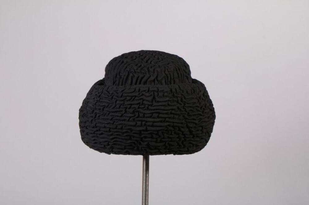 Hoed in zwarte geplooide nylon