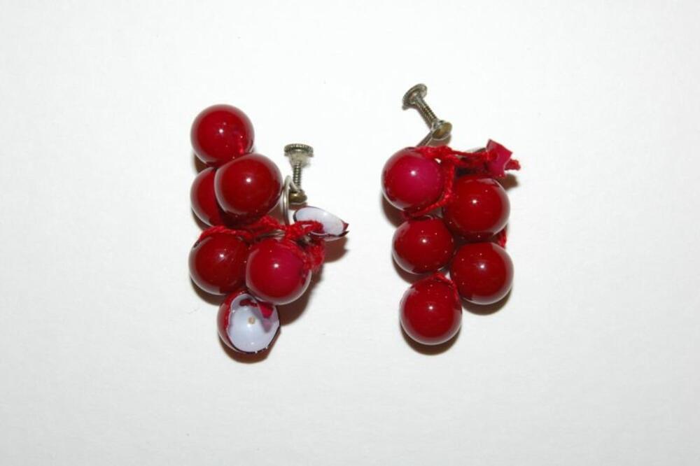 Oorbellen in rood plastic
