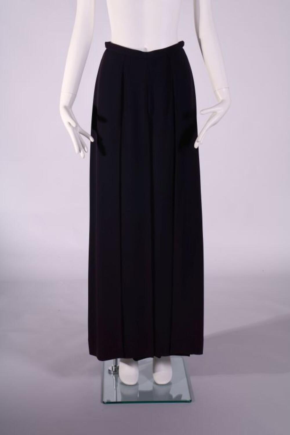 Broek in donkerblauwe crêpe met grote plooien