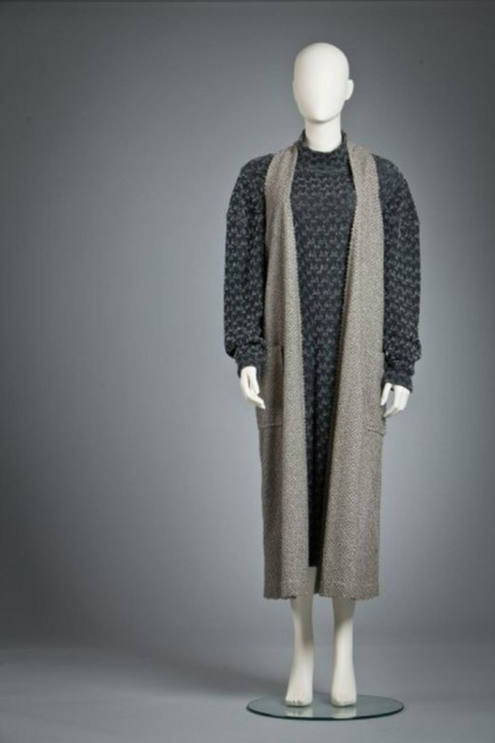 Ensemble bestaande uit jurk met lange mouwen en lange gilet zonder mouwen in grijstinten