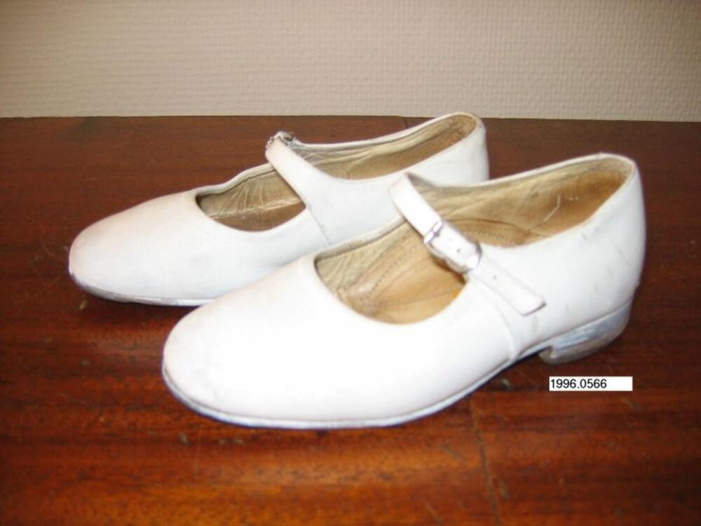 Kinderschoenen in wit leer met afgeronde neus