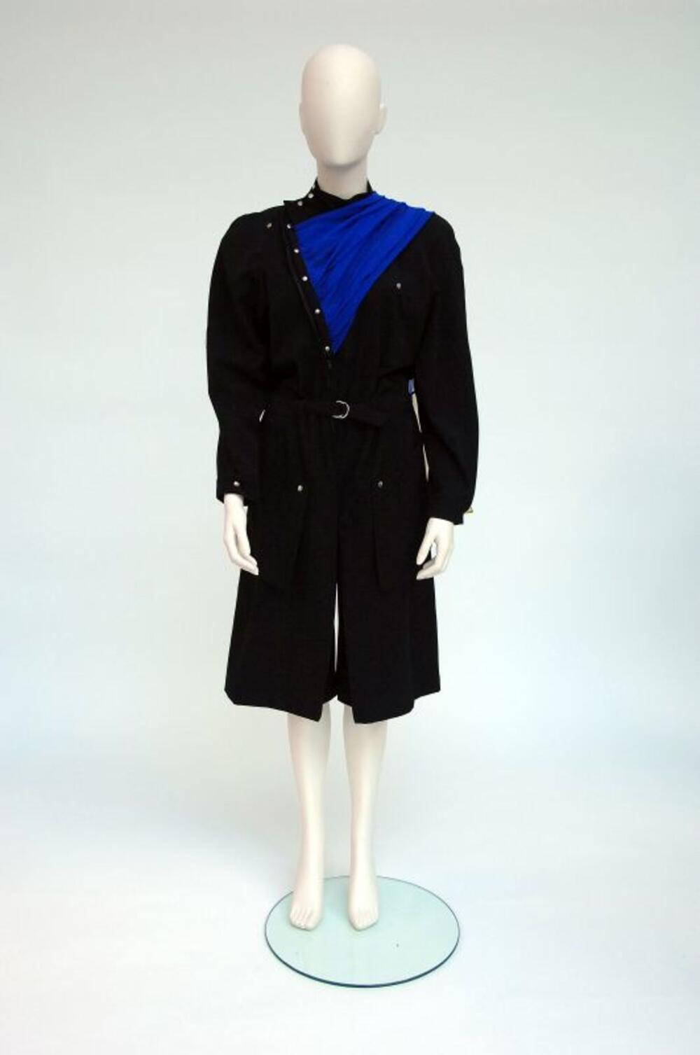 Broekrokjurk in zwart wil met blauw-gele foulard
