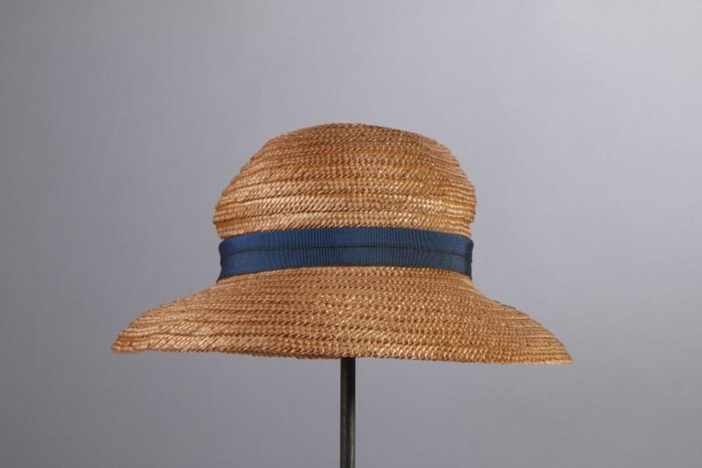 Hoed in natuurkleurige stro met blauw ripslint