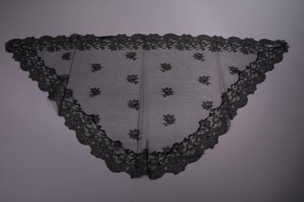 Mantilla in zwarte kant