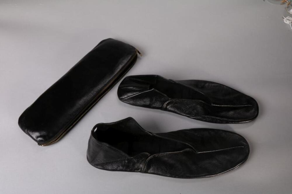Ensemble bestaande uit pantoffels en etui in zwart imitatieleer