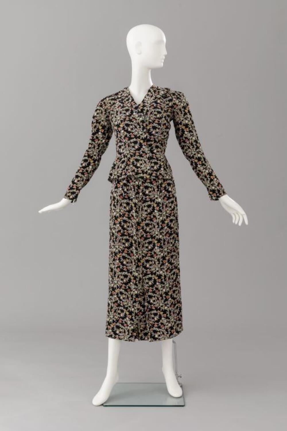 Ensemble in gefigureerde crêpe bestaande uit blouse en rok