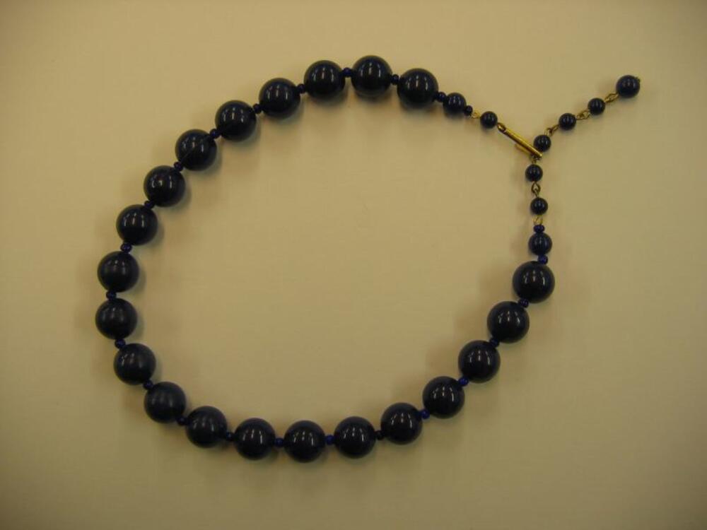 Korte halsketting in donkerblauwe plastic kralen