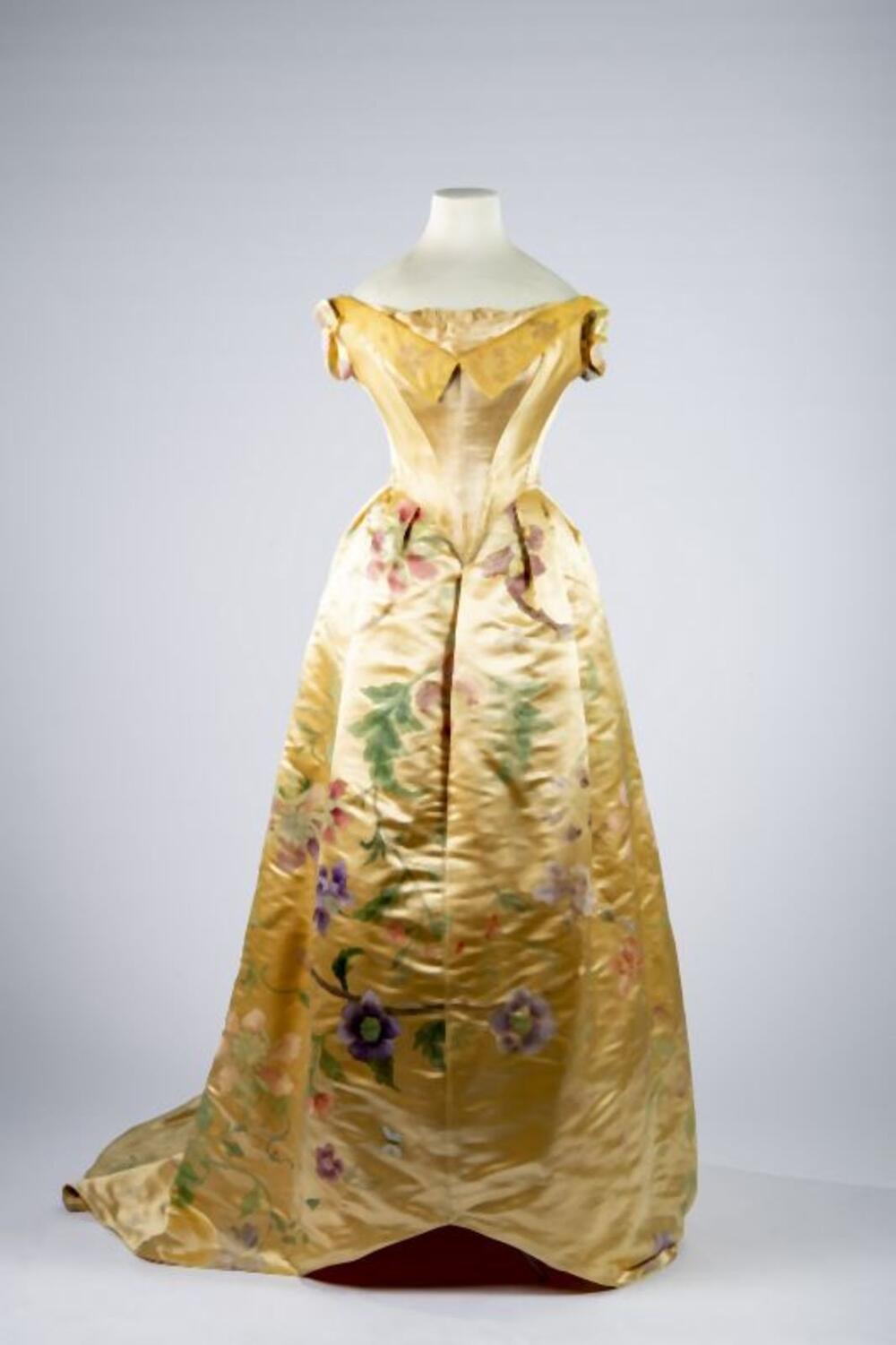 Ensemble in gele zijde