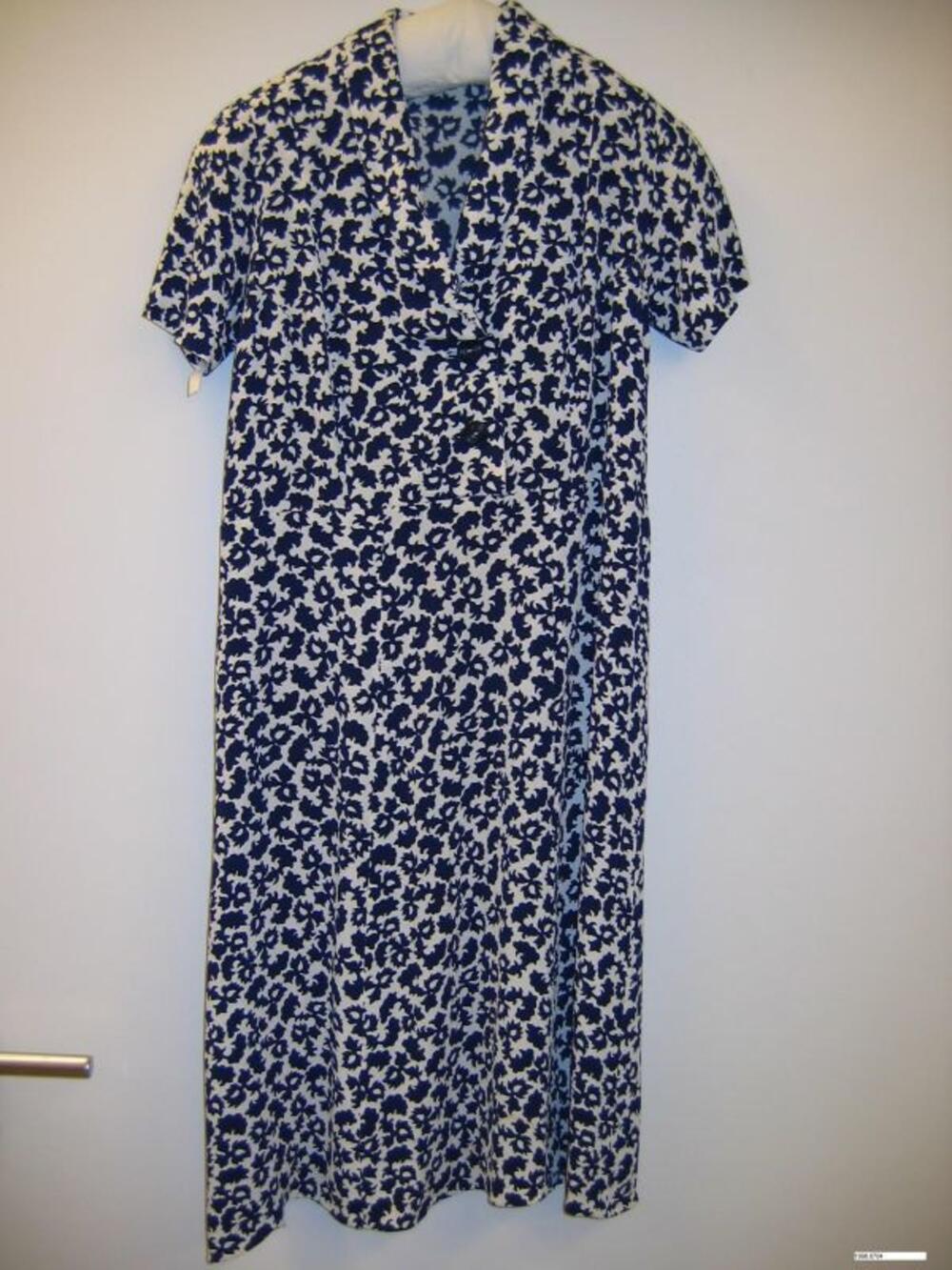 Jurk in witte crêpe met donkerblauw bloemenmotief