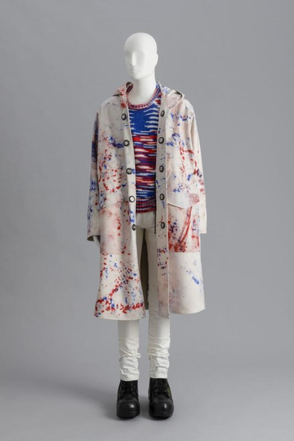 Ensemble bestaande uit trui, broek, mantel en enkellaarzen