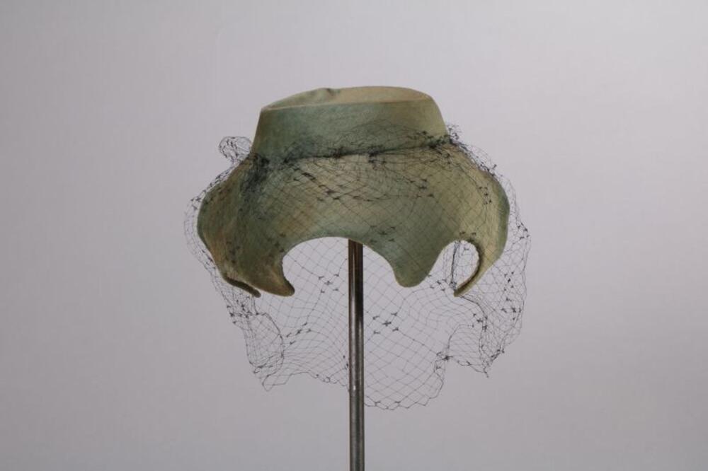 Hoed in groene fluweel met kleine strik en zwarte voilette