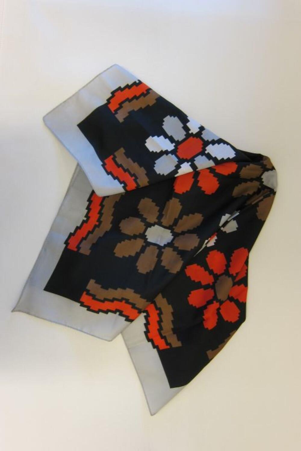 Foulard in grijze polyester met gestilleerde bloemen aan de randen