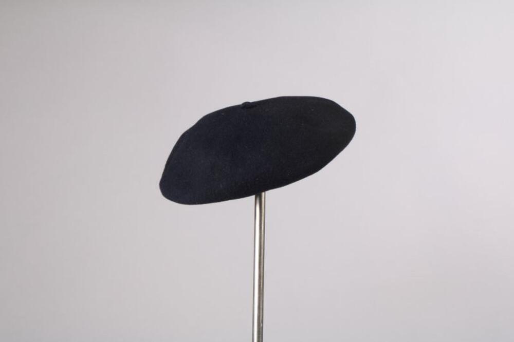 Baret in donkerblauwe vilt met bruine leren boord