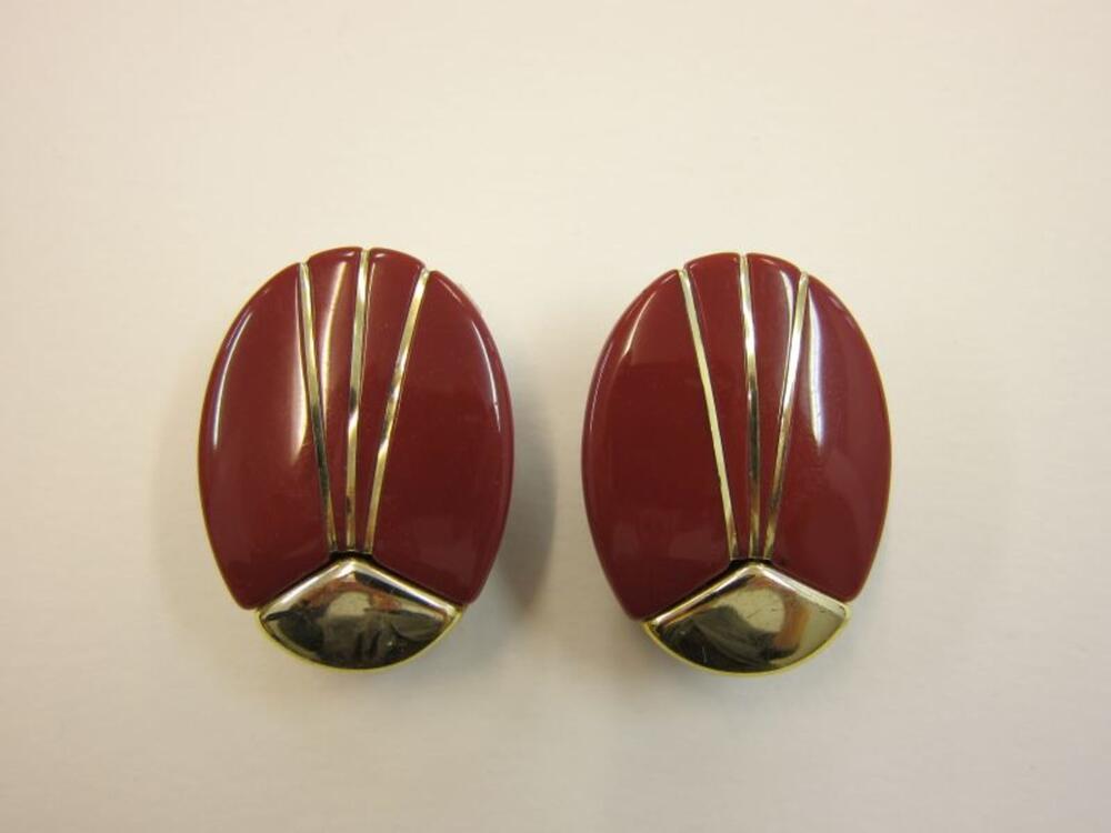 Oorclips in roestbruin en goudkleurige plastic