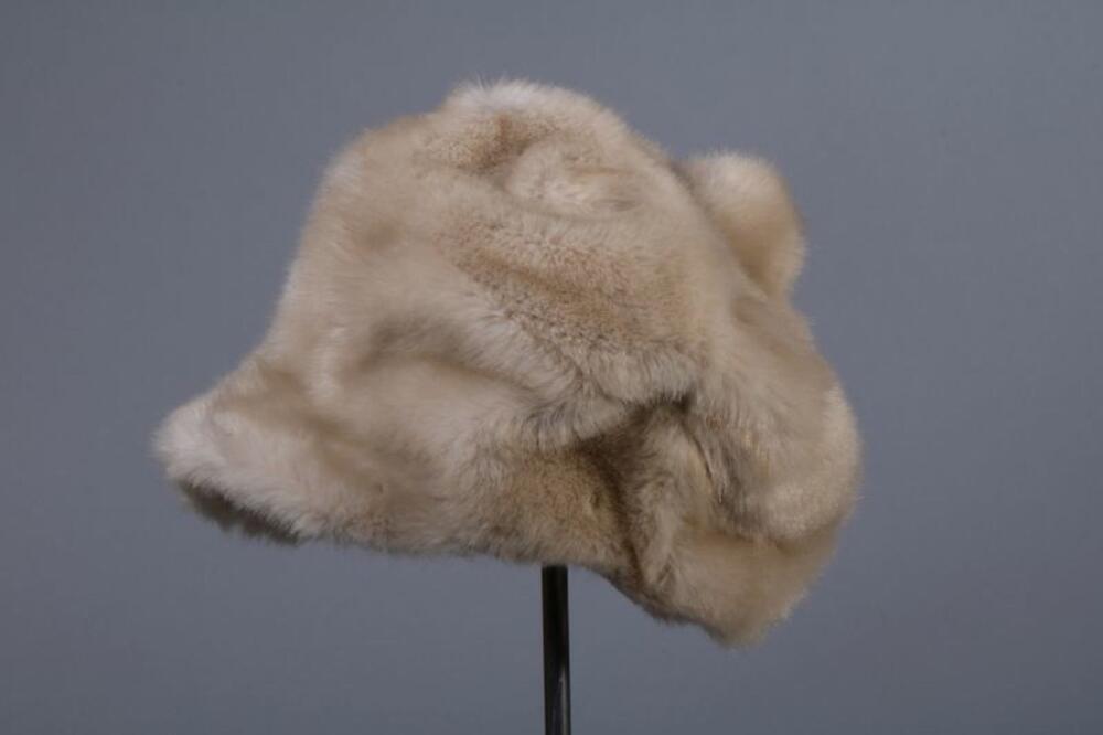 Muts met klep in beige imitatiebont