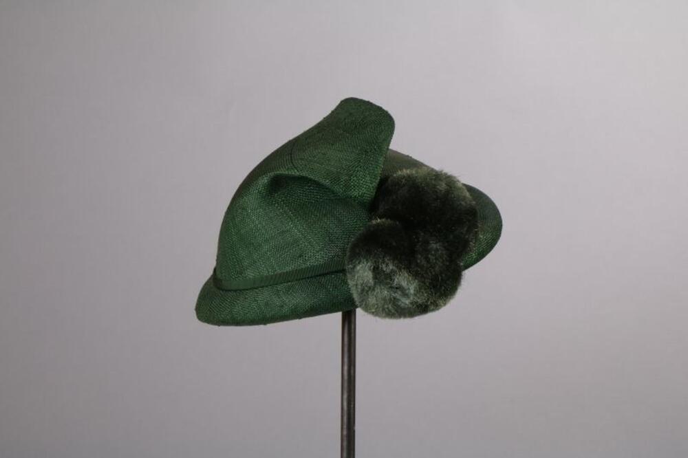 Hoed in groene stro met groene pompons