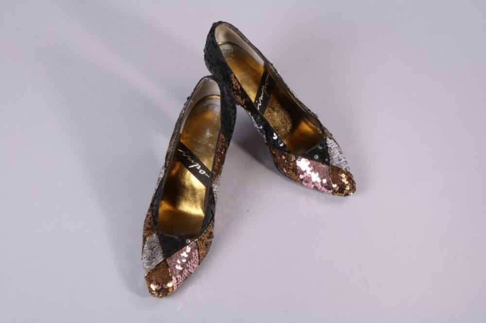 Pumps bezet met pailletten in goud, zwart, zilver en roze