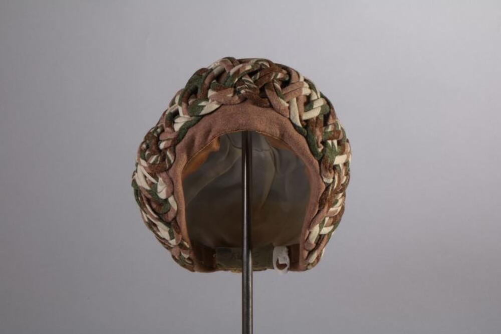 Hoed in bruin, groen en beige gestreepte tricot